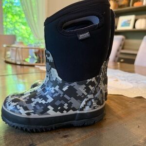 BOGS Kids' Black and Gray Digital Camo Boots